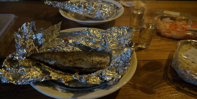 Ganze Makrele in Folie auf einem Grill auf dem Grill