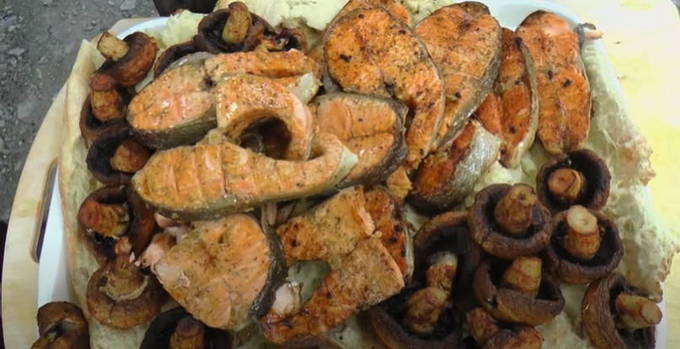 Lachsschaschlik auf einem Grill auf dem Grill