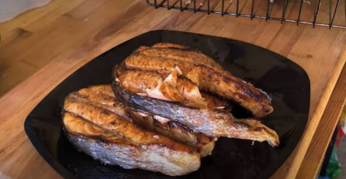 Bistecche di trota con salsa di soia alla griglia