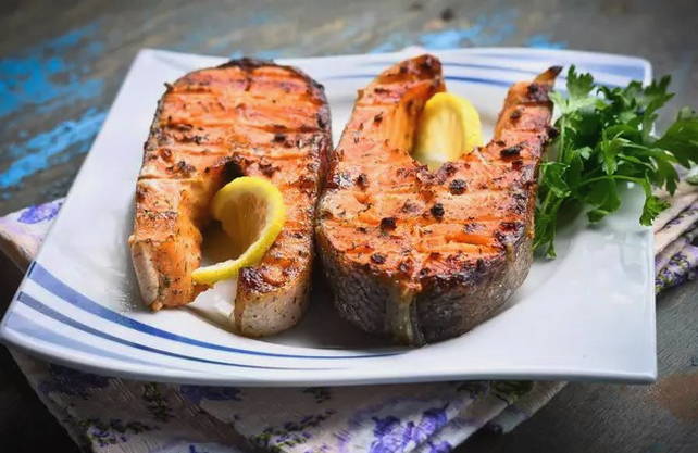 Bistecche di trota alla griglia alla griglia
