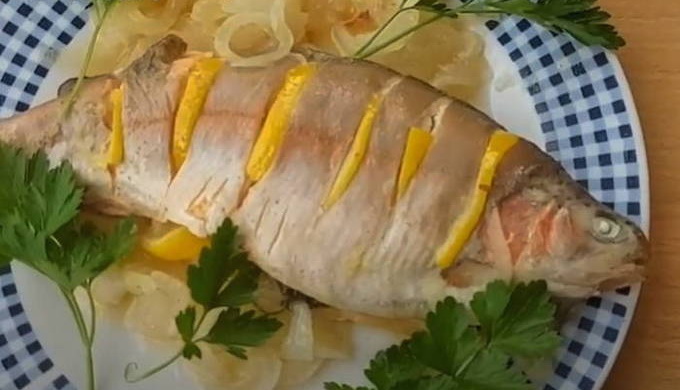 Ganze Forelle in Folie auf dem Grill