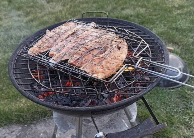 Saibling auf dem Grill auf einem Rost