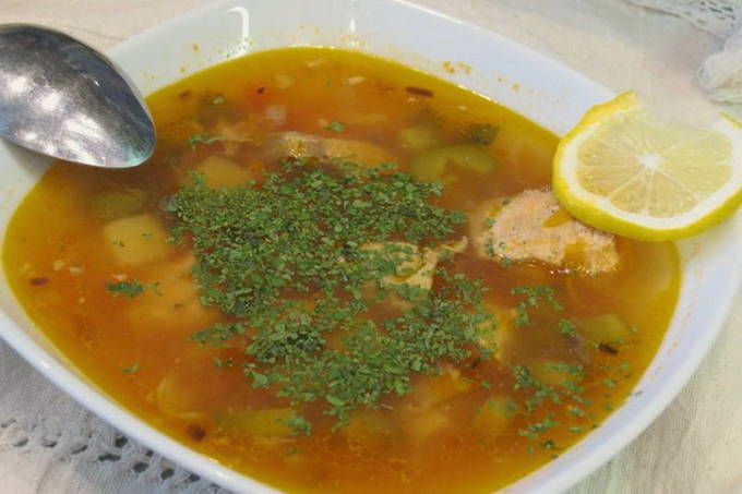 Hodgepodge di pesce con salmone