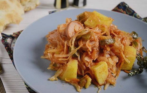 Klassisches Sauerkraut-Hodgepodge mit Würstchen