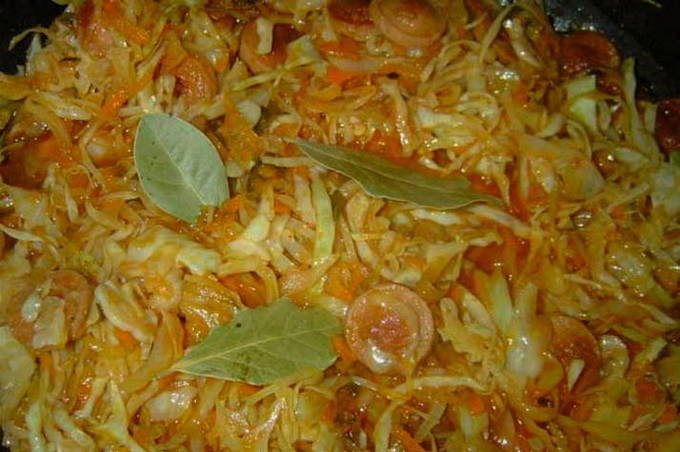 Hodgepodge classico di cavolo cappuccio con salsicce