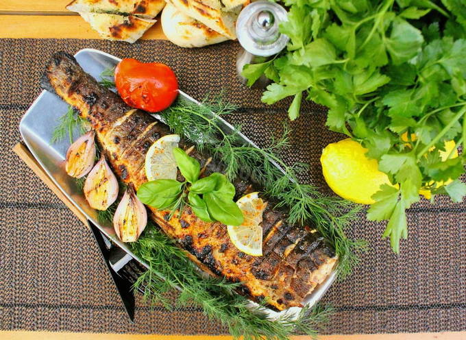 Ganzer rosa Lachs auf dem Grill