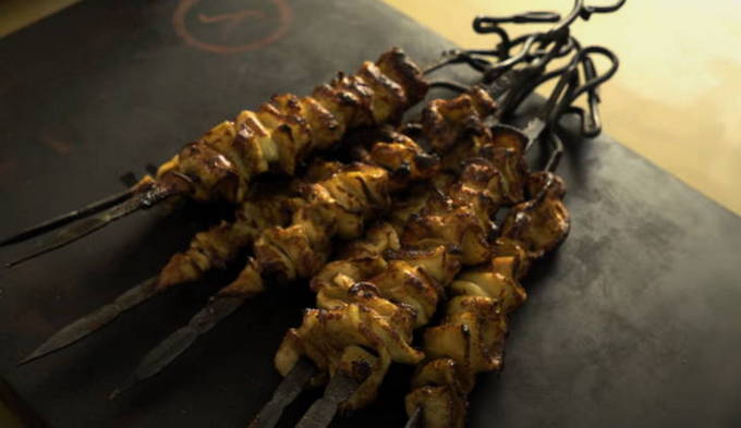 Come cucinare il kebab di calamari alla griglia