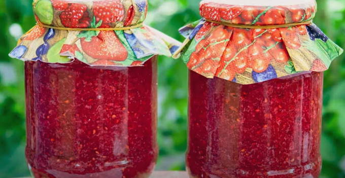 Himbeeren durch einen Fleischwolf mit Zucker ohne Kochen für den Winter