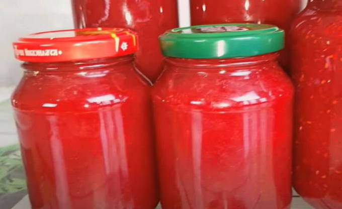 Himbeeren in einem Mixer mit Zucker gerieben ohne zu kochen für den Winter