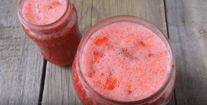 Erdbeeren durch einen Fleischwolf mit Zucker für den Winter