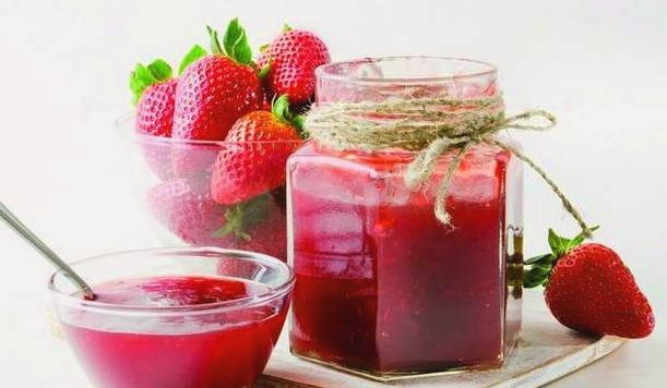 Erdbeeren mit Zucker, gemahlen mit einem Mixer für den Winter
