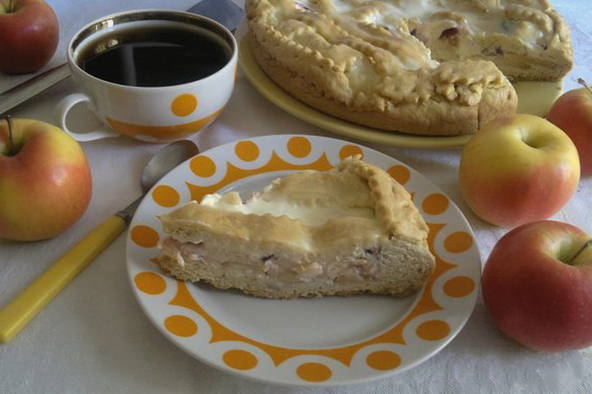 Sandkuchen mit Äpfeln und Pflaumen