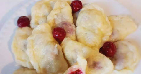 Pierogi z wiśniami w mleku