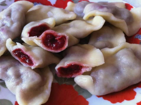 Pierogi z mrożonymi wiśniami na parze