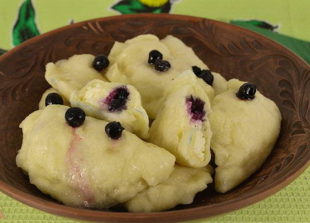 Teigtaschen mit Hüttenkäse und Blaubeeren