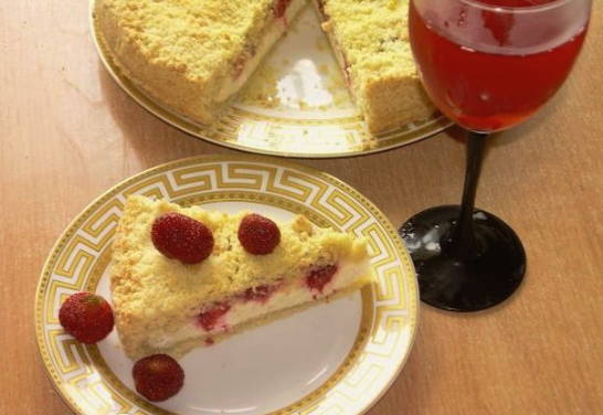 Käsekuchen mit Hüttenkäse und Erdbeeren