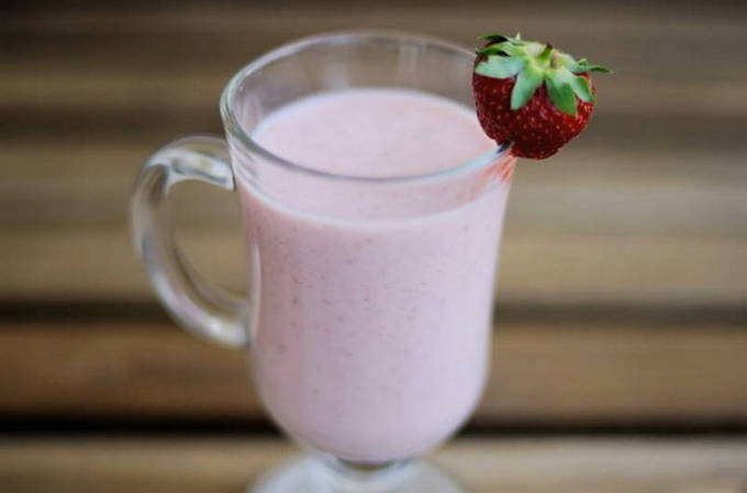 Jordbær- og banansmoothie i en blender