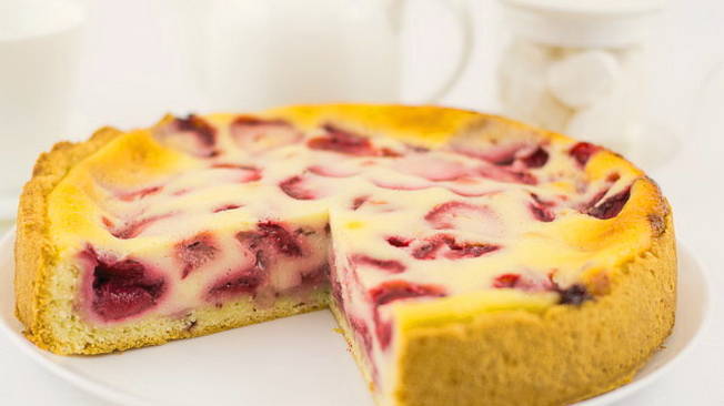 Käsekuchen mit Erdbeeren und Sauerrahm