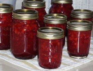 Lingonberries i deres egen juice til vinteren med sukker