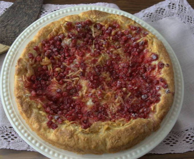 Offener Kuchen mit Preiselbeeren und Äpfeln