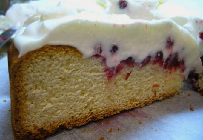 Hefeteig-Preiselbeerkuchen mit Sauerrahmfüllung
