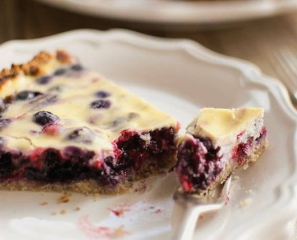 Pie mit Preiselbeeren und Sauerrahm auf Mürbeteig