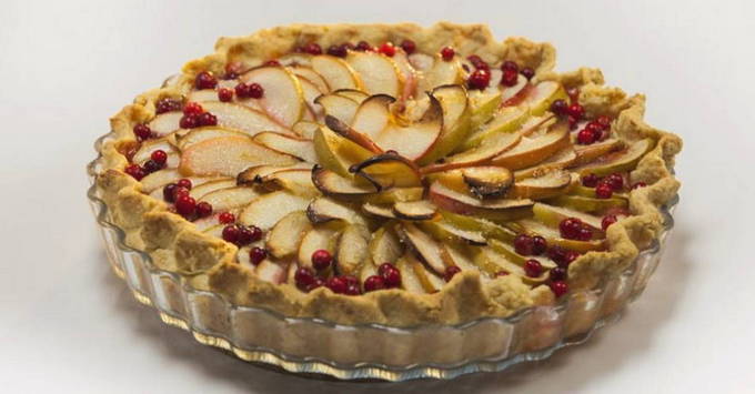 Sandkuchen mit Äpfeln und Preiselbeeren