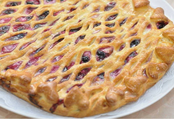 Preiselbeer-Sauerrahm-Blättertorte