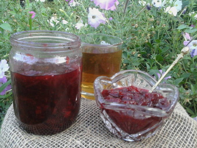 Kirschpflaumenmarmelade mit Kernen mit Orange für den Winter