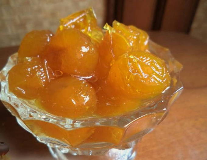 Dicke Kirschpflaumenmarmelade mit Kernen mit ganzen Beeren für den Winter