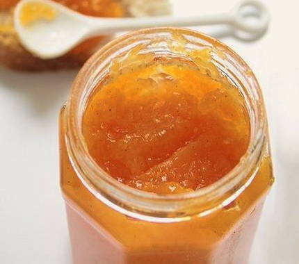 Die leckerste kernlose gelbe Kirschpflaumenmarmelade für den Winter
