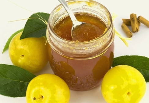 Dicke kernlose Kirschpflaumenmarmelade für den Winter
