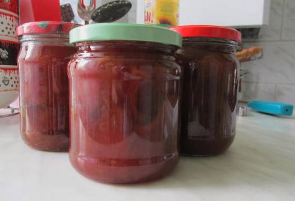 Entkernte rote Kirschpflaumenmarmelade für den Winter