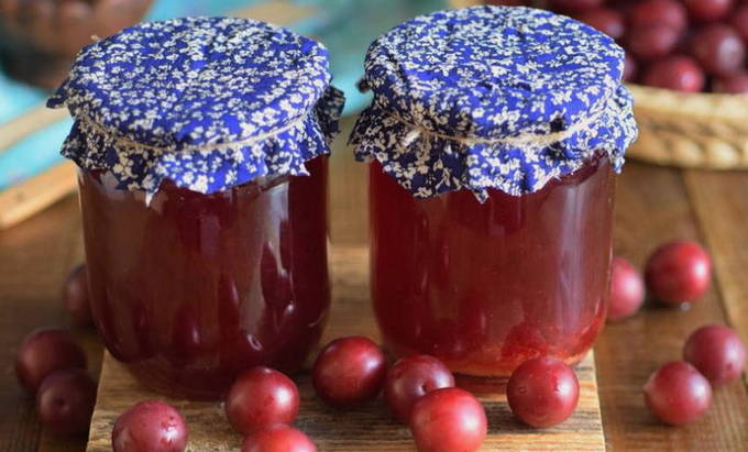 Gelatina di prugne ciliegie rosse per l'inverno