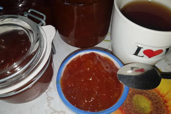 Kirschpflaumengelee mit Gelatine für den Winter