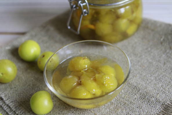 Confettura di prugne ciliegie con semi al limone per l'inverno
