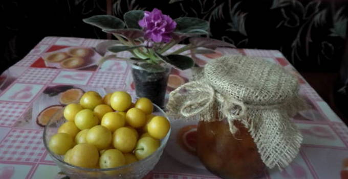 Gelbe Kirschpflaumenmarmelade mit Samen für den Winter