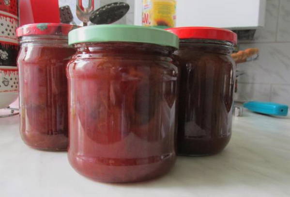 Marmelade aus roter Kirschpflaume für den Winter