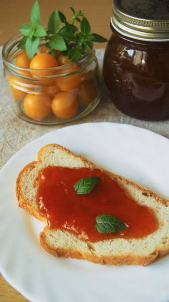 Kirschpflaumenmarmelade in einem Slow Cooker