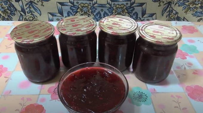 Marmellata di prugne rosse snocciolate per l'inverno