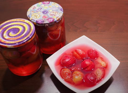 Kirschpflaumenmarmelade mit Samen in einem Slow Cooker