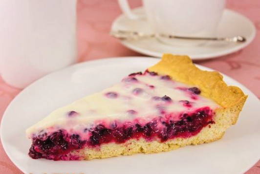 Sandkuchen mit Preiselbeeren und Sauerrahm