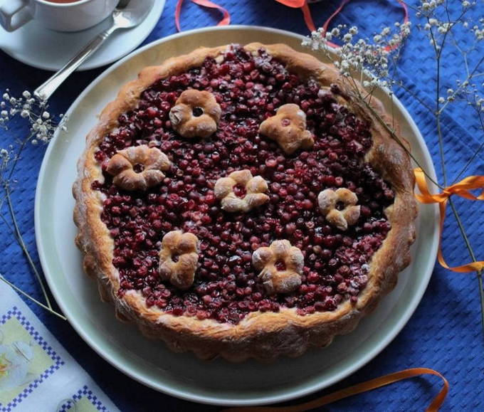 Nyitott vörösáfonyás pite élesztős tésztából