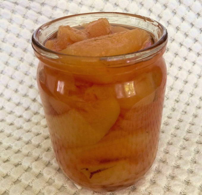 Kweepeer op siroop voor de winter met schijfjes