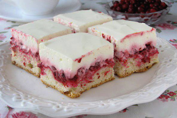 Gelierte Preiselbeer-Sauerrahm-Torte