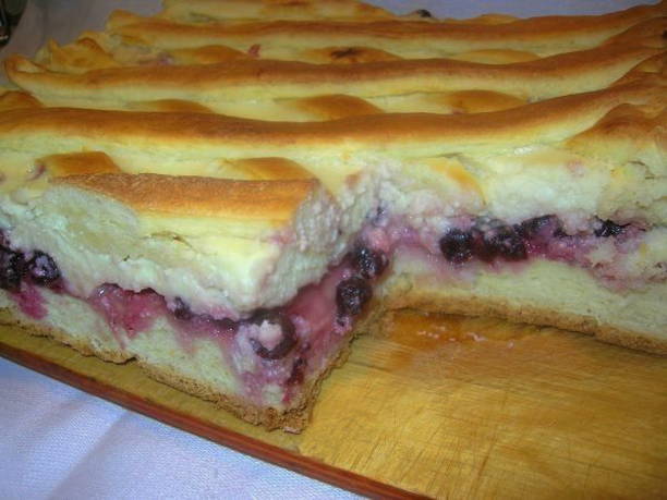 Élesztős torta áfonyával és túróval