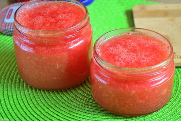 Marmelade aus dem Fruchtfleisch der Wassermelone für den Winter