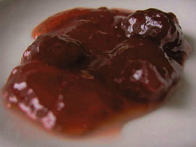 Gelatina di mirtilli rossi con gelatina per l'inverno