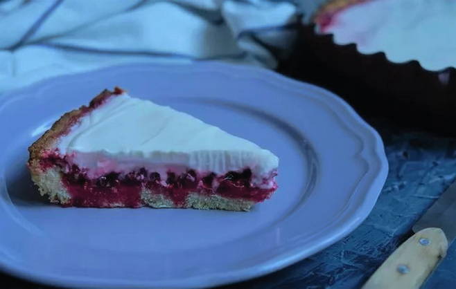 Preiselbeerkuchen mit Sauerrahmfüllung aus Mürbeteig