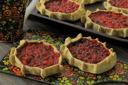 Karelischer Kuchen mit Preiselbeeren und Äpfeln